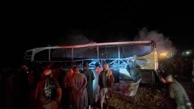阿富汗西部一大巴车发生交通事故起火 已致76人死亡