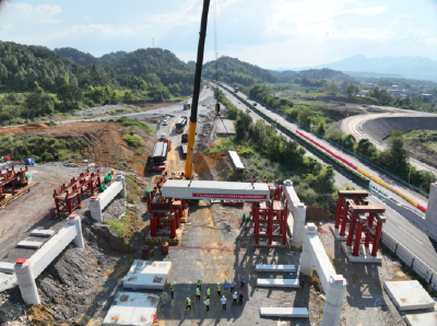 通修高速公路第二标段项目钢箱梁首吊成功