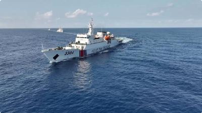 中国海警依法对位黄岩岛领海非法活动的多艘菲律宾公务船采取管制措施