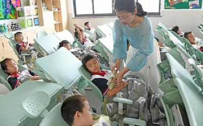 能坐也能躺 中小学生午休课桌椅有了国家标准