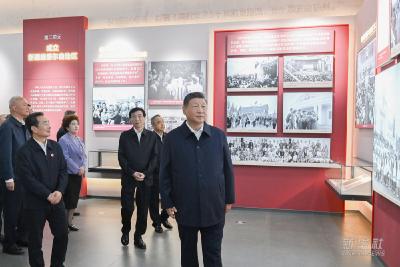 新华图讯｜习近平参观新疆维吾尔自治区成立70周年主题成就展