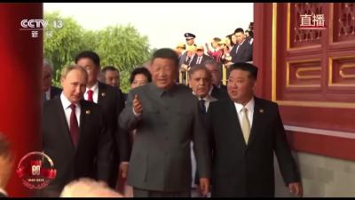 习近平与天安门城楼观礼席的抗战老兵亲切握手