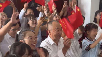 湖北百岁老兵北京观礼阅兵，敬礼一瞬间，家乡的五代子孙30多人沸腾了