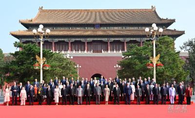 新华图讯｜习近平和彭丽媛迎接外方代表团团长及其配偶