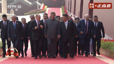 习近平同出席纪念大会的各国嘉宾登上天安门城楼