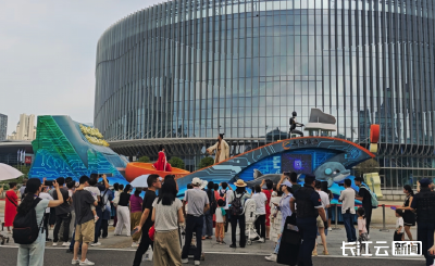 屈原、王昭君同框，机器人也能弹钢琴？宜昌顶流集体乘花车亮相国家级盛会