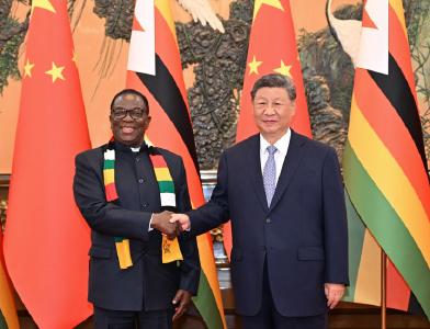 习近平会见津巴布韦总统姆南加古瓦