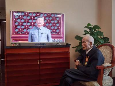 聚焦九三阅兵丨“我做梦也没想到，总书记跟我握手”湖北这位百岁抗战老兵应邀走进人民大会堂