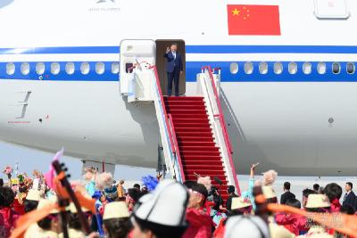 习近平率中央代表团抵达乌鲁木齐出席新疆维吾尔自治区成立70周年庆祝活动
