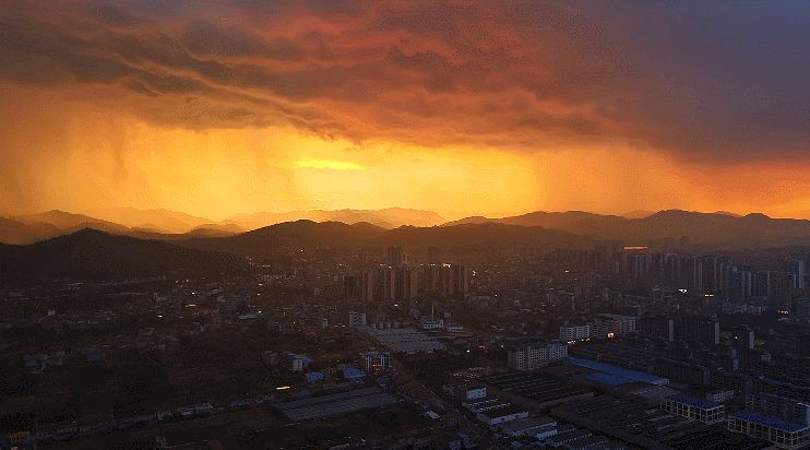 襄阳南漳暴雨前实录：夕阳余晖与电闪雷鸣的交织