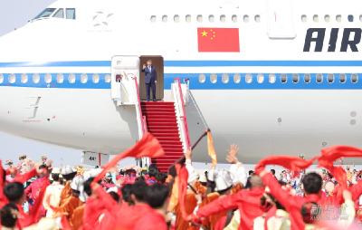 新华图讯丨习近平率中央代表团抵达乌鲁木齐出席新疆维吾尔自治区成立70周年庆祝活动