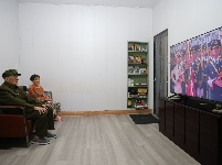 荆州抗战老战士收看九三盛大阅兵