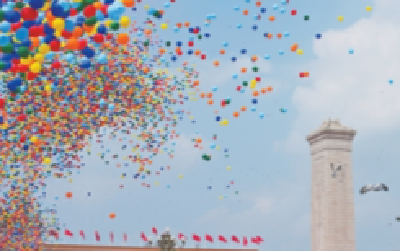 纪念大会现场放飞的8万只气球去哪儿了？