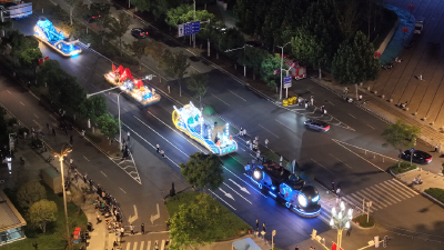 深夜光谷为啥这么热闹？国庆湖北花车大巡游夜间彩排！