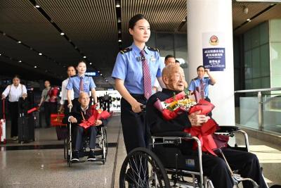 全车厢乘客向他们热烈鼓掌！两位百岁抗战老兵载誉返回武汉