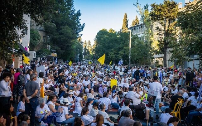数千人在以总理官邸外抗议：军事压力将导致被扣押人员死亡