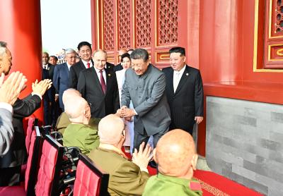 微镜头·习近平总书记同抗战老战士老同志亲切握手 | 这一握，情深意重
