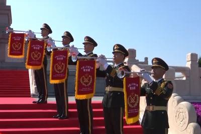 中国人民解放军军乐团小号手吹响《烈士纪念日号角》