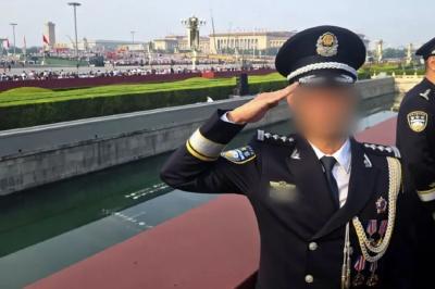他在天安门前留下一张不能露脸的照片