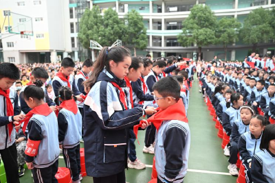 强国复兴有我  争当新时代好少年 水果湖一小举行建队日暨“楷模与少年”宣讲实践活动