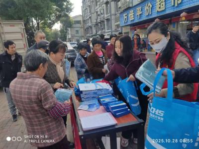 城乡医保宣传“路边摊”：政策宣传零距离，铺就民生幸福路