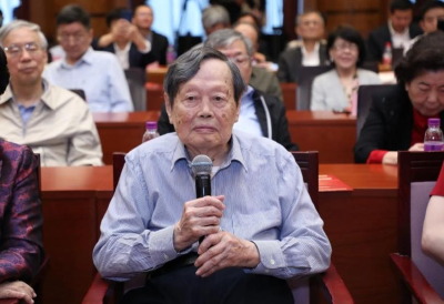 著名物理学家杨振宁去世，35岁成首个获诺贝尔奖的中国人，曾和爱因斯坦做过同事