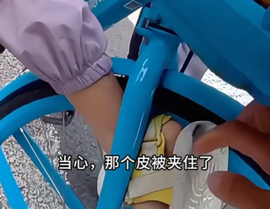 脚被死死卡住！这种“带娃神器”别再用了