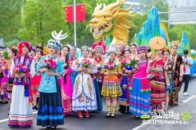 沸腾！武汉花车巡游开演，龙形花车一出场就炸街，观众举国旗追着拍