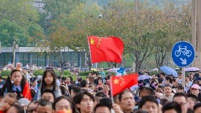 人民的花车，开上高！新！大！道！