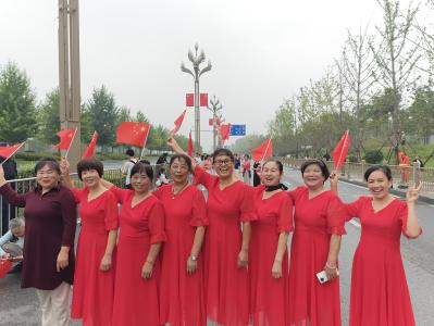 花车还没来，他们已开嗨！有人推迟回家只为看TA一眼