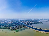 图集 | 荆州长湖湿地秋日养护 碧水彩林相映如画
