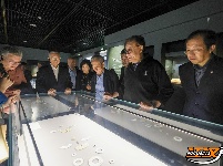 图集丨简牍会议专家团“零距离”感受荆州文脉