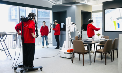 手把手教叠衣服擦桌子，机器人在武汉上“职校”