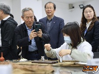 图集丨简牍会议专家团“零距离”感受荆州文脉