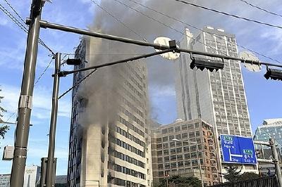韩国首尔一办公大楼发生火灾 伤亡不明