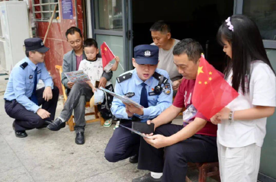 警徽闪耀守护平安 “国庆”们在国庆节整装执勤