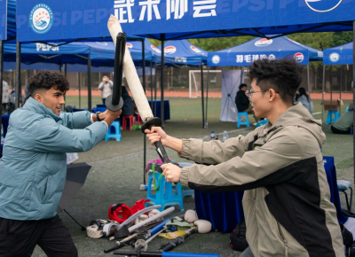 苗刀对练留学生，武汉这所高校用国潮文化“圈粉”国际友人