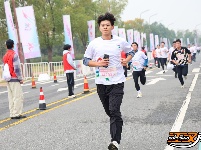 荆州全民健身跑 活力与秋色共舞