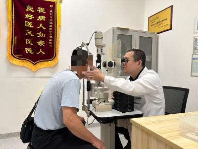 长期按摩眼球 老人晶状体脱位