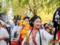 荆州街头银杏金黄 氛围感拉满！