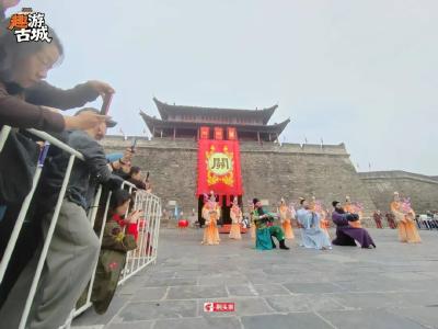 “三国迷”闯“三国城”！这个北京哥们“三国问答”100分！