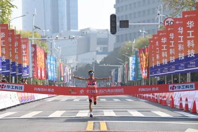 刚刚！2025光谷马拉松冠军诞生