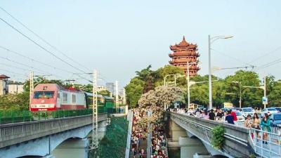 今天，《人民日报》头版聚焦湖北全方位扩大国内需求