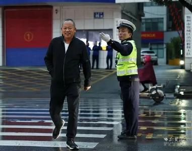 辅警李超，你的“不规范”动作被上网围观了