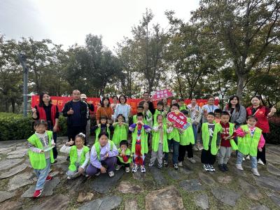 九峰街道清和里社区：亲子徒步 沐秋风，驿站共建汇民声