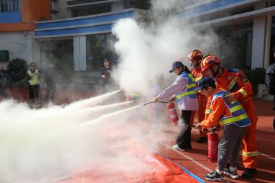 1041名学生3分钟疏散 武汉少年警队开展沉浸式消防安全课  