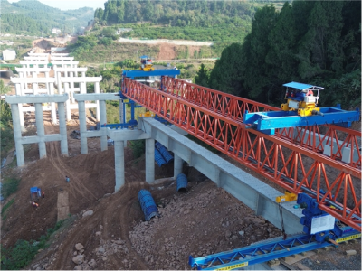 襄宜高速项目飞鼓楼大桥首片T梁架设完成