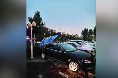 大风卷起围挡砸坏车谁来赔？法院判了