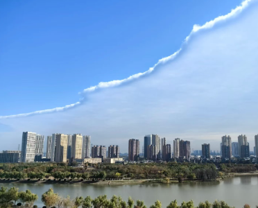 今天，武汉天空现“泾渭分明”奇景