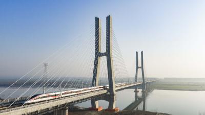 中国高铁不断联通成网赋能发展全局